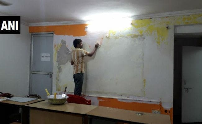 कांग्रेस ने अपने मुख्‍यालय की दीवार पर चढ़वाया भगवा रंग फिर...