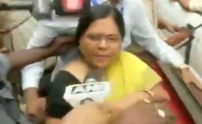 बालिका गृह मामला : पति का नाम आने के पत्रकारों के सवाल से बचती दिखीं मंत्री मंजू वर्मा, सुरक्षा कर्मियों ने की धक्का-मुक्की, देखें वीडियो