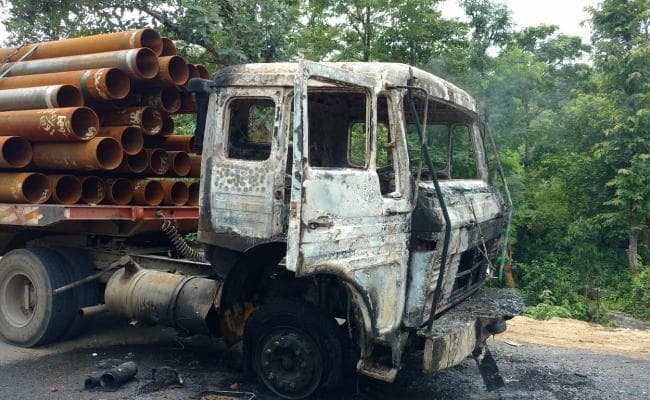 Ranchi : माओवादी बंदी के दौरान राउरकेला से जमशेदपुर जा रहे ट्रेलर के चालक को जिंदा जलाया Ranchi : माओवादी बंदी के दौरान राउरकेला से जमशेदपुर जा रहे ट्रेलर के चालक को जिंदा जलाया