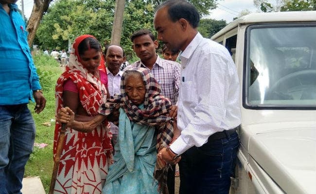 विकलांग सावित्री देवी को मिला सहारा, CO ने कार्यालय तक लाकर शुरू कराया वृद्धा पेंशन