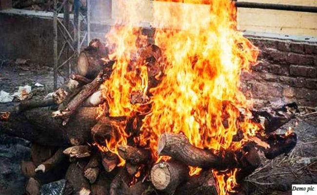 बहन ने भाई को, तो दादा ने पोते को दी मुखाग्नि, हर लोगों के आंखों से बह रहा था आंसू