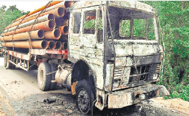 खूंटी में नक्सलियों ने चालक को गाड़ी से उतार कर गोली मारी, फिर जलते ट्रेलर में फेंक दिया