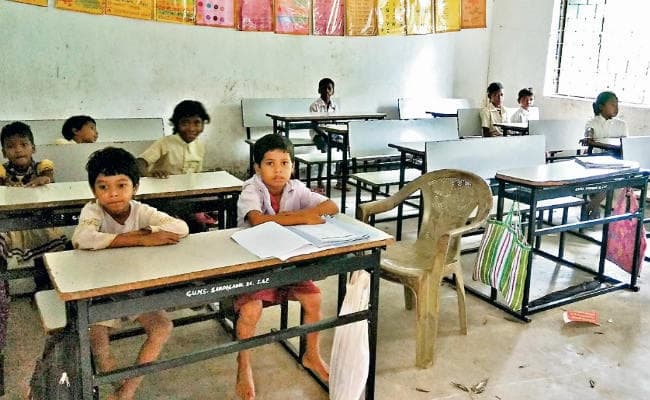 बच्चों ने स्कूल खोला, हाजिरी लगायी और मिड डे मिल भी बनाया