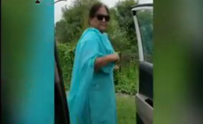 VIDEO: 55 साल की महिला का किकी चैलेंज वीडियो हुआ वायरल, आप भी देखें