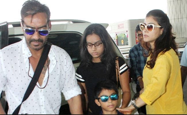 VIDEO: अजय देवगन के बेटे ने कैमरे को देख की ऐसी हरकत, हैरान रह गईं काजोल