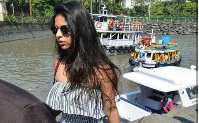 VIDEO: फोटोशूट के बाद अब दोस्तों के साथ डिनर पर यूं नजर आईं सुहाना खान