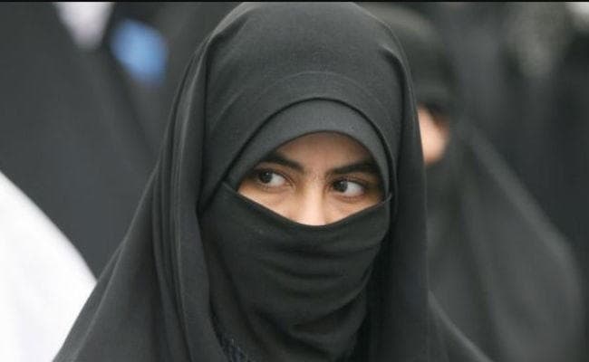 महिला ने पहना हिजाब, तो लगा 10 हजार का जुर्माना