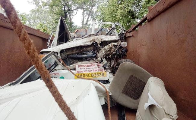 जमशेदपुर बिजली विभाग के दो इंजीनियर समेत पांच कर्मचारियों की सरायकेला में मौत