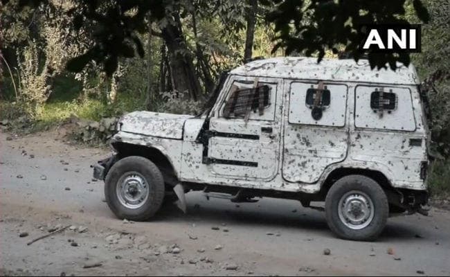 J&K: 5 आतंकियों के मारे जाने के बाद हुई पत्थरबाजी, सुरक्षाबलों ने की जवाबी कार्रवाई, 20 घायल