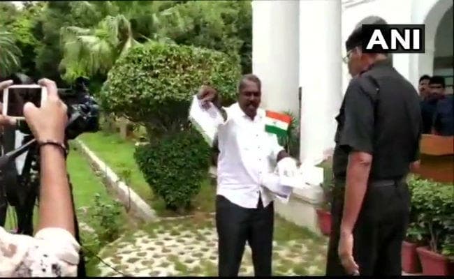 VIDEO : चाकू लेकर केरल हाउस में घुसा शख्स, CM पिनराई विजयन को खत्म करने की धमकी दी