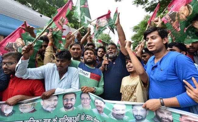 पुलिस ने पप्पू के राजभवन मार्च को रोका, पुलिस से हाथापाई, भावुक पप्पू ने कहा- सुप्रीम कोर्ट की निगरानी में हो जांच