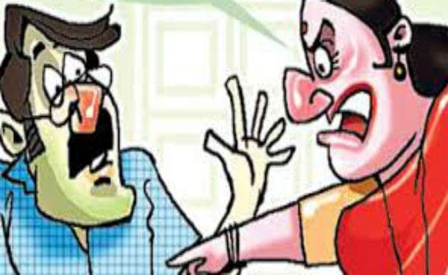 दवा की पर्ची पर साफ अक्षर में न लिखने को लेकर महिला कर्मचारी व डॉक्टर आपस में भिड़े