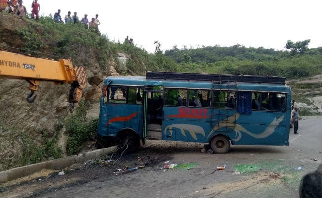 रांची से गोमिया जा रही बस पलटने से तीन की मौत, दो दर्जन घायल, चीत्कार से गूंज उठी घाटी