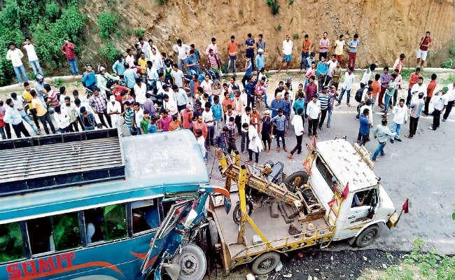 रामगढ़ : दूरी तो कम हुई, पर बढ़ी मौतों की संख्या, केझिया घाटी में बस पलटी, कई लोग घायल