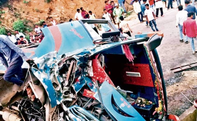 सिकिदिरी घाटी में बोकारो जा रही बस पलटी, तीन की मौत, 25 घायल