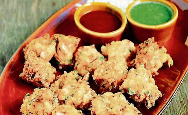 बरखा बहार में चटपटी पकौड़ियां