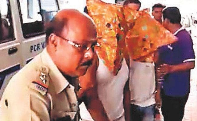 कोलकाता : रात को ड्राइवरी, दिन में छिनताई