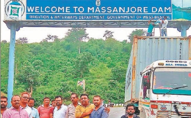 बंगाल पुलिस ने मसानजोर पहुंच झारखंड सरकार का लोगो उखाड़ा