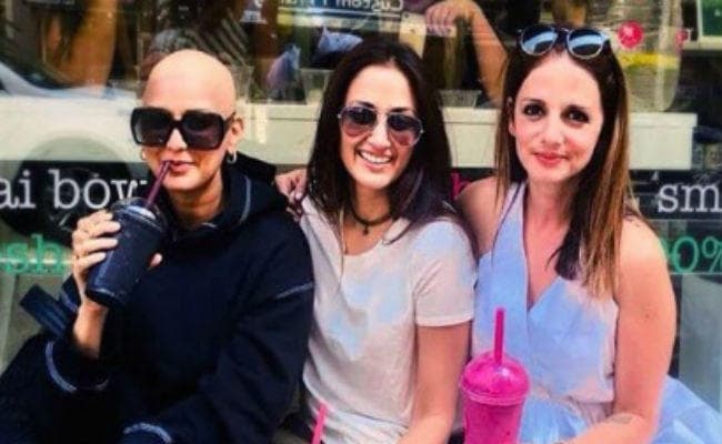 #HappyFriendshipDay: आपको भावुक कर देगी कैंसर से जूझ रही सोनाली बेंद्रे की यह तस्वीर और मैसेज