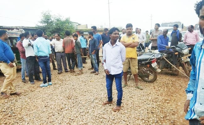 RANCHI : एनएच-23 बना रही कंपनी के ठेकेदार ने मंदिर का पिलर तोड़ा, रोड जाम