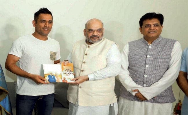 ‘संपर्क फार समर्थन'' : धौनी से मिले अमित शाह, बताया मोदी सरकार की उपलब्धियों को