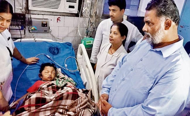 पटना : पीएमसीएच में भर्ती सन्नो के चेहरे पर अब भी सूजन धीरे-धीरे खा रही है खिचड़ी, देखने पहुंचे पप्पू यादव