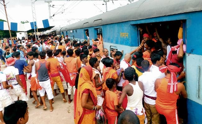 सहरसा : इंजन पर चढ़ गये कांवरिये, ड्राइवर ने ट्रेन रोकी