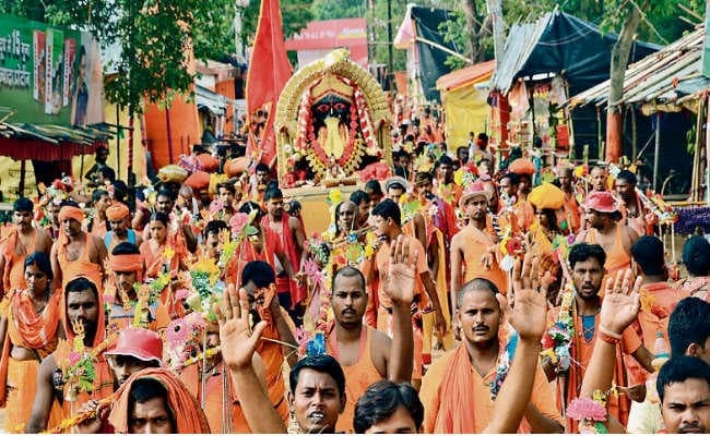 देवघर पहुंचे दो लाख भक्त, आज करेंगे जलाभिषेक