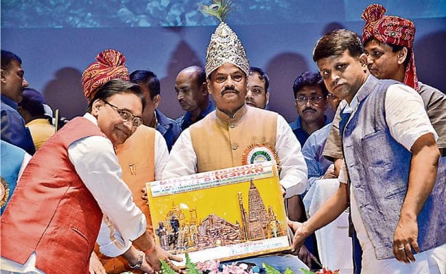 पटना : तेली साहू समाज के जनप्रतिनिधि सम्मेलन में बोले रघुवर दास, चुनाव लोकतंत्र और खानदान तंत्र के बीच
