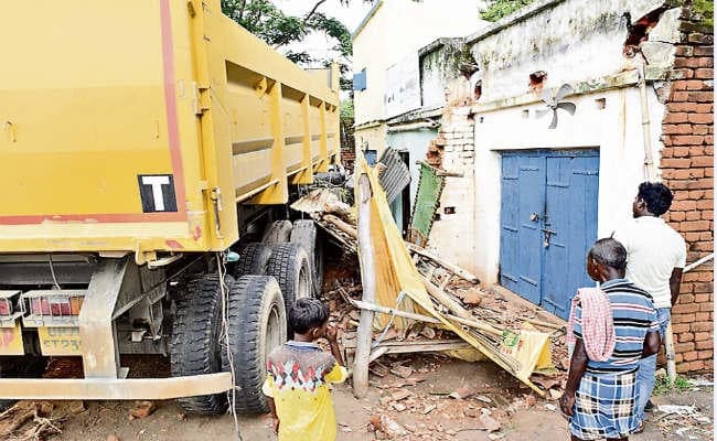 दुकान में जा घुसा तेज रफ्तार हाइवा लोगों ने चालक को पीटा, बनाया बंधक