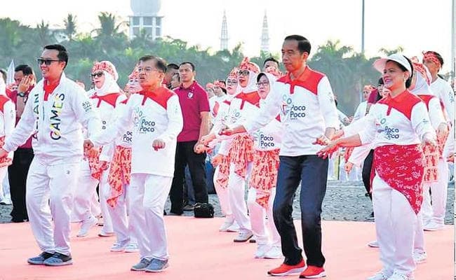 ...और 65,000 लोगों के साथ सड़क पर डांस करने लगे राष्ट्रपति