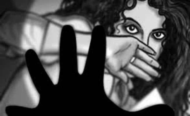 मानगो : छात्रा को ब्लैकमेल कर किया दुष्कर्म, गिरफ्तार