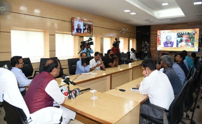 सीधी वार्ता में CM रघुवर ने की कांवरियों से बात, कांवरियों ने बेहतर व्यवस्था के लिए दी बधाई