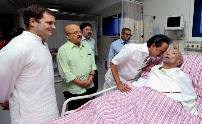करुणानिधि की हालत बिगड़ी, पति से मिलने आयीं दयालु अम्मल - अस्‍पताल के बाहर समर्थकों की भीड़