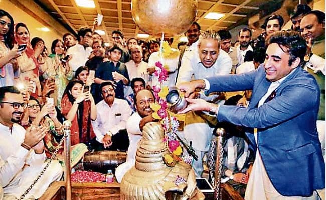 कराची स्थित भगवान शिव के मंदिर में हिंदू बच्चों को पढ़ा रहे मुस्लिम शिक्षक