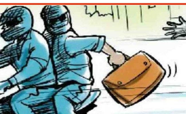 मानपुर में बाइक की डिक्की से उड़ाये 75 हजार रुपये
