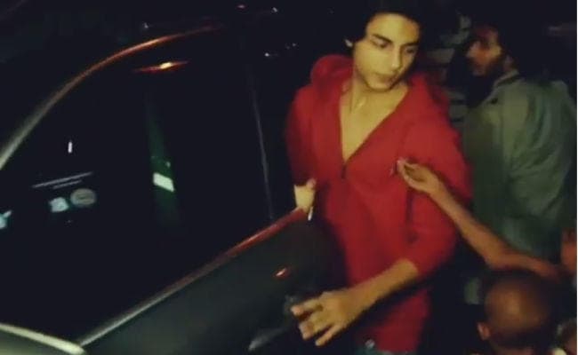 VIDEO: शाहरुख खान के बेटे ने की भिखारी बच्‍चे की मदद, फैंस हुए इंप्रेस