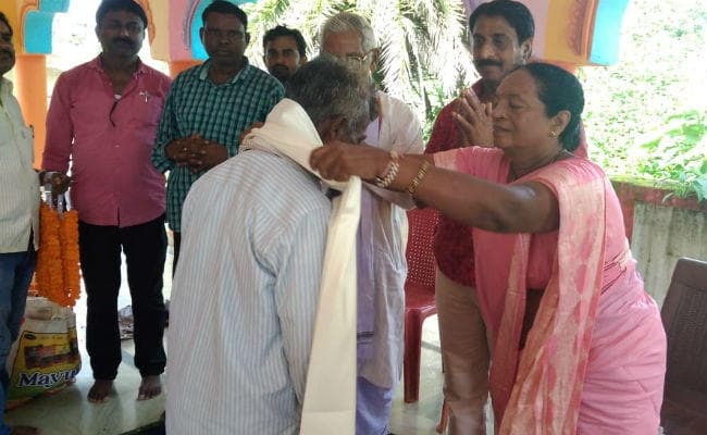 सिमडेगा के विधायक ने पुजारी व पाहन को किया सम्मानित