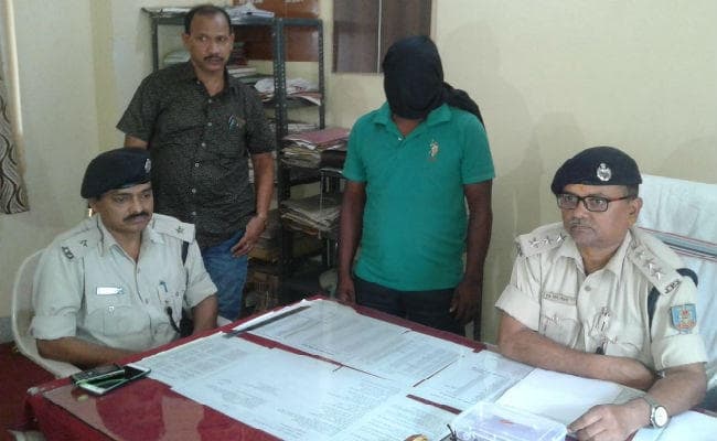 गुमला : पारा शिक्षक को घर से अगवा कर गोलियों से भूनने वाला उग्रवादी गिरफ्तार