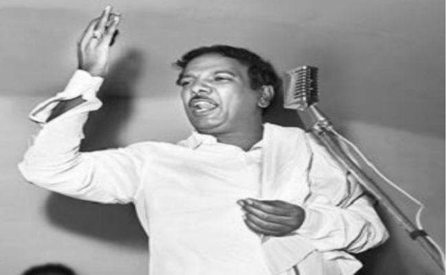 Glamourous वर्ल्ड से निकलकर राजनीति के बड़े खिलाड़ी बने एम करुणानिधि, देखें उनकी दुर्लभ तसवीरें