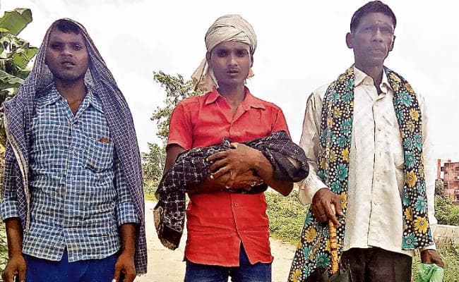 लातेहार : अस्पताल से नहीं मिला वाहन, नवजात का शव ले पिता पांच किमी दूर पैदल पहुंचे गांव