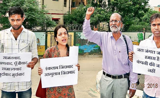 दिल्ली में झारखंड भवन के समक्ष प्रदर्शन हल्ला बोला, खूंटी में देशद्रोह का मामला दर्ज करने के खिलाफ प्रदर्शन