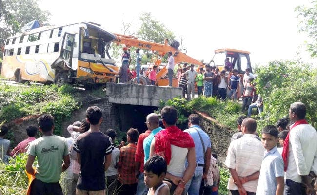 मुजफ्फरपुर : दिल्ली से फारबिसगंज जा रही बस गड्ढे में पलटी, तीन यात्रियों की मौत, 17 यात्री घायल