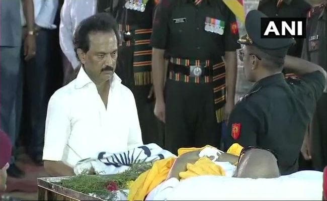 अलविदा ‘कलाईनार’ : पंचतत्‍व में विलीन हुए करुणानिधि, गुरु अन्नादुरई के पास दी गई समाधि