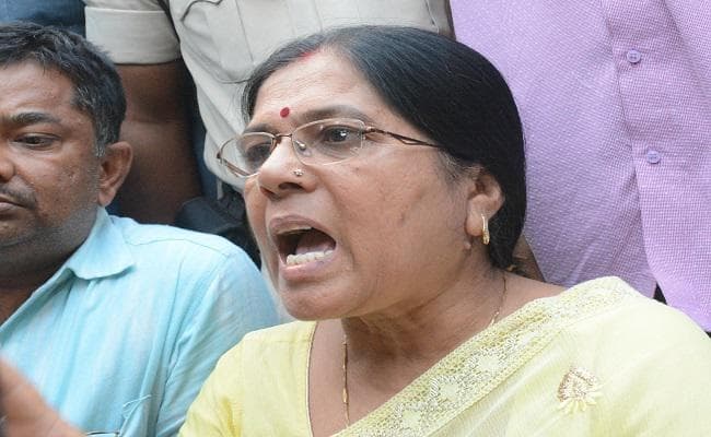 मुजफ्फरपुर कांड : मंत्री मंजू वर्मा ने दिया इस्तीफा, पति को बताया निर्दोष