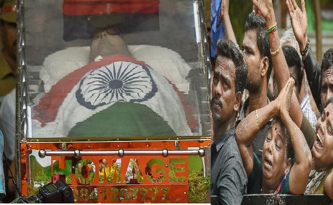 गुरु अन्नादुरई के पास चिरनिद्रा में सो गये करुणानिधि, लाखों समर्थकों ने दी अश्रुपूरित विदाई