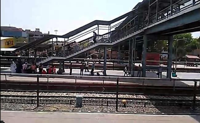 फुट ओवरब्रिज बनाने की मांग, वारिया स्टेशन के बाहर प्रदर्शन