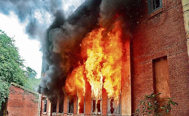 रांची : जिला स्कूल के पुराने भवन में लगी आग