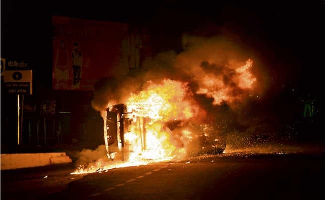 हादसे के बाद युवक को घसीटती भाग रही कार उग्र भीड़ ने फूंकी, रोड जाम