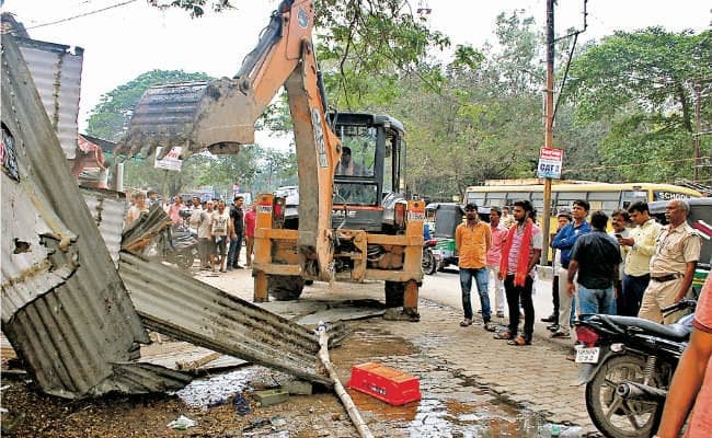 बेकारबांध में चला प्रशासन का बुलडोजर